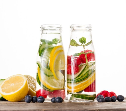 Selain itu, infused water juga dapat membantu mempermudah penyerapan nutrisi, memperbaiki mood, dan mencegah dehidrasi.