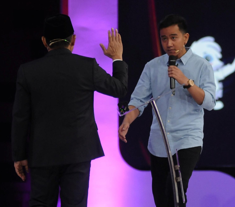 FOTO: Momen Akrab Cak Imin, Gibran dan Mahfud MD Gandengan Tangan Setelah Saling Singgung di Debat Cawapres 2024