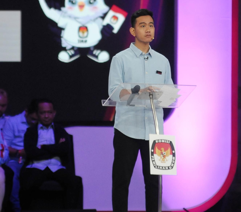 FOTO: Momen Akrab Cak Imin, Gibran dan Mahfud MD Gandengan Tangan Setelah Saling Singgung di Debat Cawapres 2024