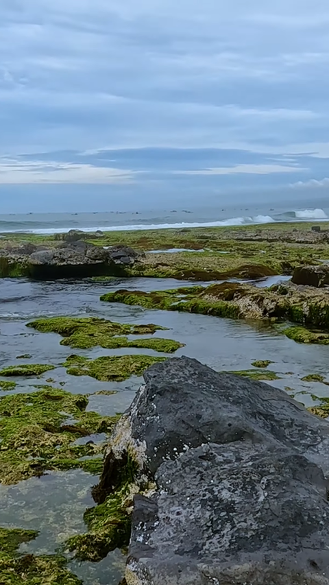 Menikmati Keindahan Pantai Rancabuaya di Garut, Bisa Lihat Hamparan Samudera dari Atas Tebing