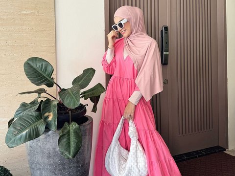 Pesona Irish Bella dalam Balutan Busana Touch of Pink