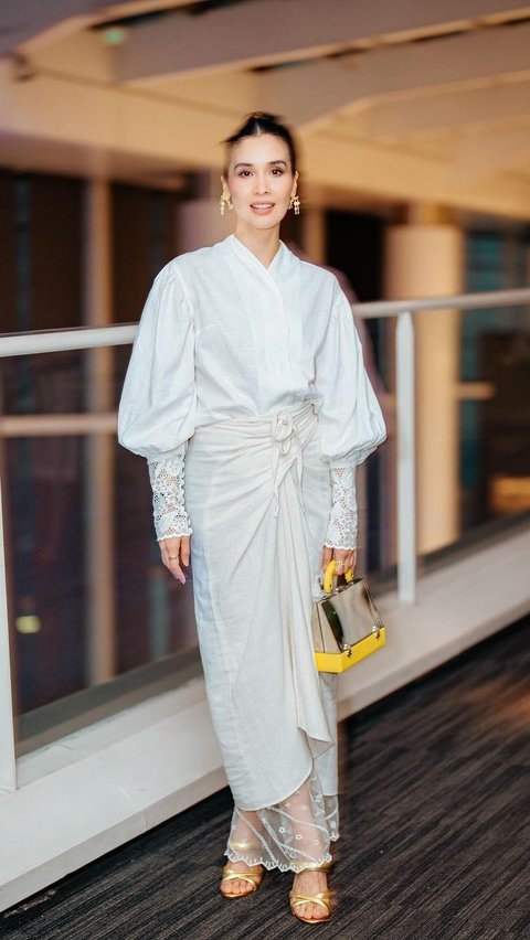 Elegant Appearance of Marsha Timoty in Monochrome White on White Fashion Combination