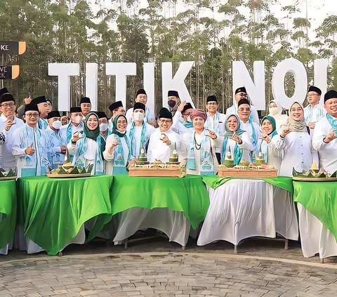 Photos of Cak Imin Cutting Tumpeng at IKN, Smiling Widely in 'Saranghae' Pose
