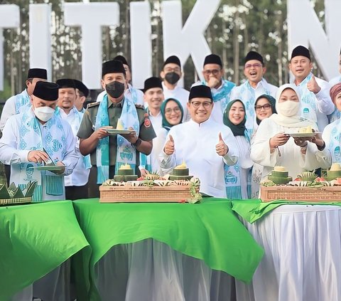 Photos of Cak Imin Cutting Tumpeng at IKN, Smiling Widely in 'Saranghae' Pose