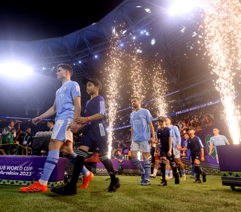 FOTO: Momen Manchester City Raih Juara Dunia Antarklub 2023 Diwarnai Perkelahian Kyle Walker dan Felipe Melo