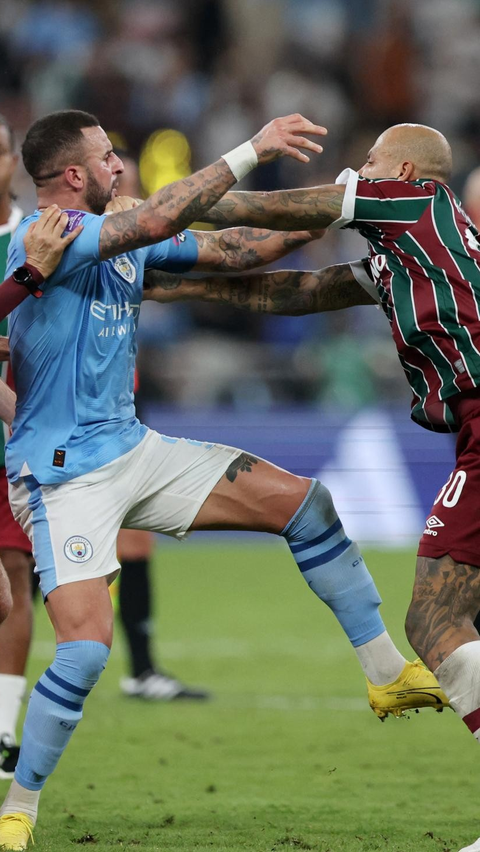 Bek Manchester City itu awalnya terlibat cekcok dengan pemain senior Fluminense, Felipe Melo. <br>