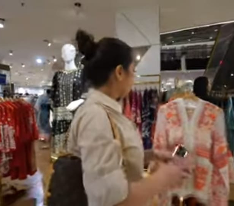 Bos Idaman, Potret Nagita Slavina Belanja Pakaian di Mal Untuk Karyawan yang Rayakan Natal