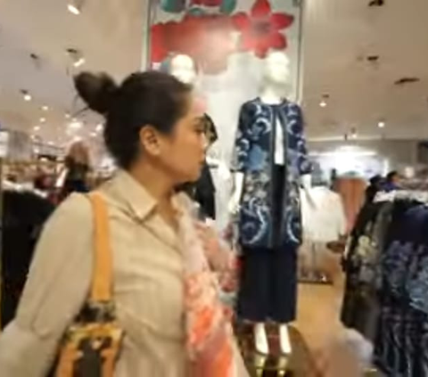 Bos Idaman, Potret Nagita Slavina Belanja Pakaian di Mal Untuk Karyawan yang Rayakan Natal