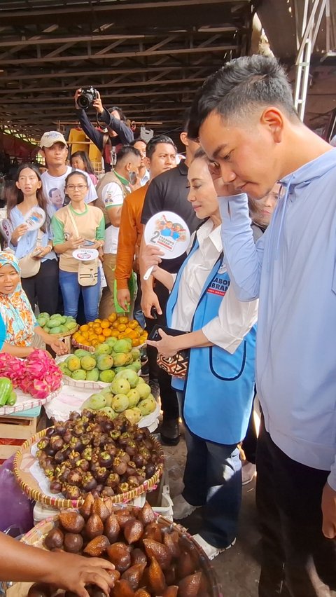 Dicurhati Emak-Emak Kondisi Becek, Gibran Janji Revitalisasi Pasar Minggu