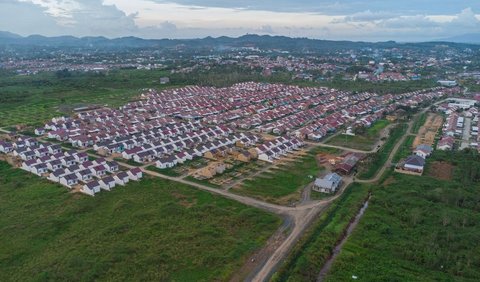 Kalau rumah di tengah kota sudah nggak memungkinkan karena harganya terlalu melambung, pemilihan lokasi di kawasan pinggiran bisa jadi alternatif. Harganya yang lebih terjangkau jadi daya tarik utama buat para milenial yang ingin memiliki rumah pertama sesuai kemampuan mereka. <br>