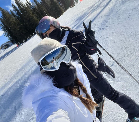 Potret Nia Ramadhani Seru Banget Main Ski di Pegunungan Aspen Colorado, Outfitnya Selalu Stunning