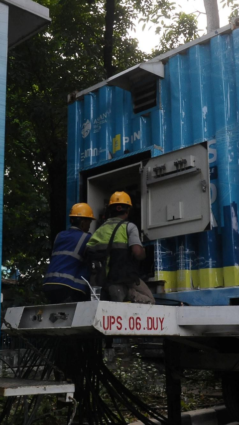 Petugas PLN saat melakukan pengecekan trafo mobile di Kawasan Bundaran HI, Jakarta, Sabtu (23/12/2023).