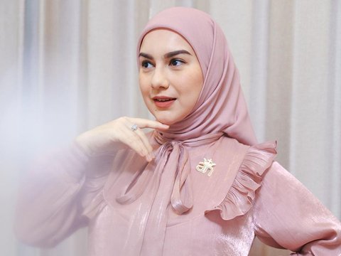 Pesona Irish Bella dalam Balutan Busana Touch of Pink