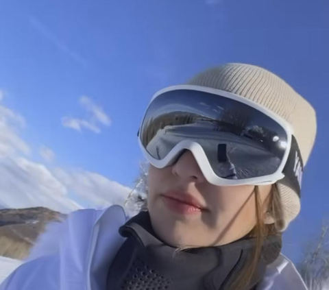 Potret Nia Ramadhani Seru Banget Main Ski di Pegunungan Aspen Colorado, Outfitnya Selalu Stunning