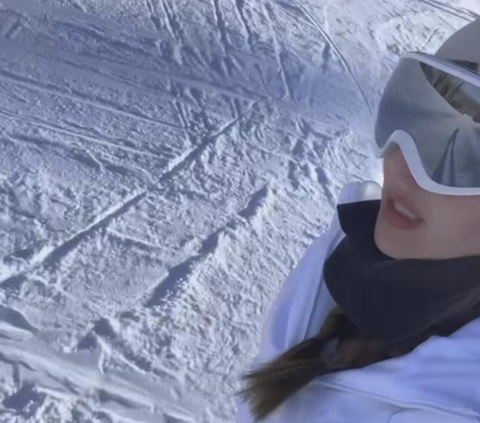 Potret Nia Ramadhani Seru Banget Main Ski di Pegunungan Aspen Colorado, Outfitnya Selalu Stunning