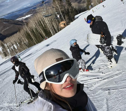 Potret Nia Ramadhani Seru Banget Main Ski di Pegunungan Aspen Colorado, Outfitnya Selalu Stunning