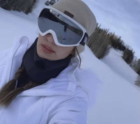 Potret Nia Ramadhani Seru Banget Main Ski di Pegunungan Aspen Colorado, Outfitnya Selalu Stunning