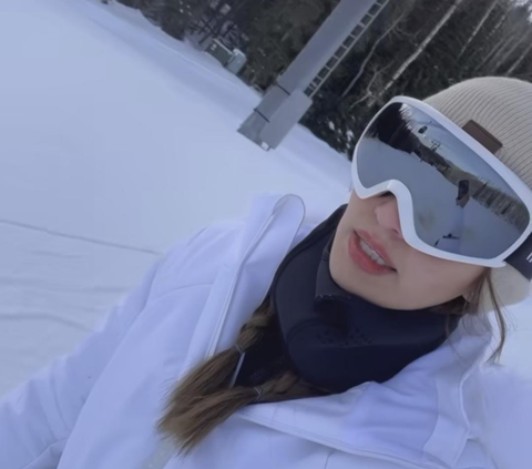 Potret Nia Ramadhani Seru Banget Main Ski di Pegunungan Aspen Colorado, Outfitnya Selalu Stunning