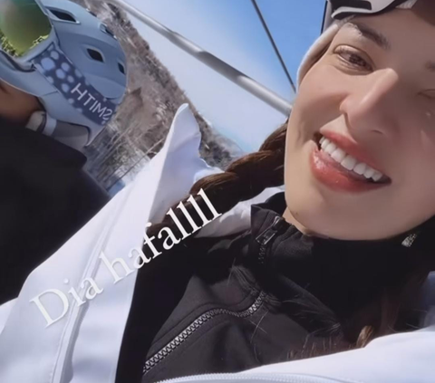 Potret Nia Ramadhani Seru Banget Main Ski di Pegunungan Aspen Colorado, Outfitnya Selalu Stunning