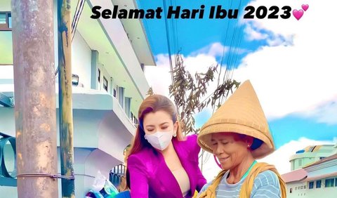 Wanita cantik yang dikenal dengan sapaan Bu Kombes ini merayakan Hari Ibu dengan cara melarisi dagangan para ibu-ibu pejuang rupiah.