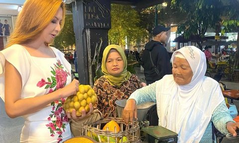 Momen Hari Ibu, Heni Tania Istri Kombes Borong Dagangan Emak-emak Lanjut Usia yang Sedang Berjualan 'Ya Allah Nenek Kancingnya Lepas'