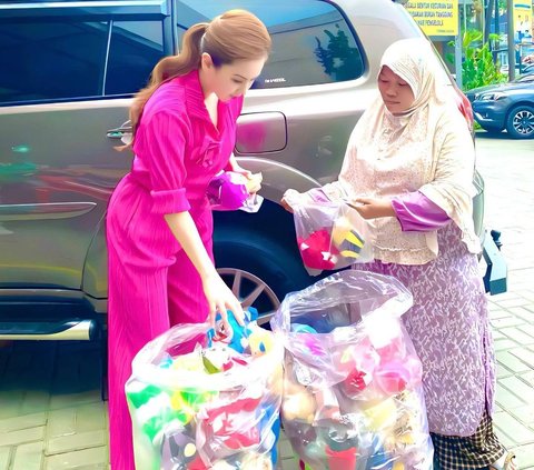 Momen Hari Ibu, Heni Tania Istri Kombes Borong Dagangan Emak-emak Lanjut Usia yang Sedang Berjualan 'Ya Allah Nenek Kancingnya Lepas'