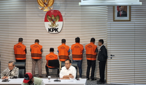 Usai diperiksa, KPK menetapkan tujuh orang sebagai tersangka.<br>