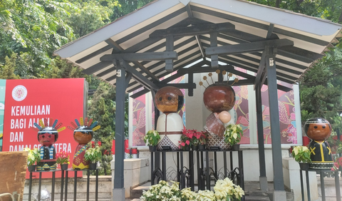 Ornamen Betawi ditemui di hampir pada setiap sudut bagian luar Gereja Katedral. 