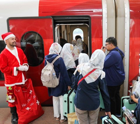 FOTO: Aksi Sinterklas Berbagi Hadiah Natal dan Tahun Baru untuk Penumpang Kereta Cepat Whoosh