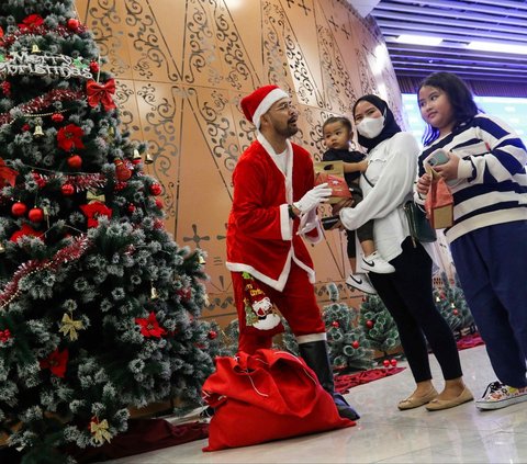 FOTO: Aksi Sinterklas Berbagi Hadiah Natal dan Tahun Baru untuk Penumpang Kereta Cepat Whoosh