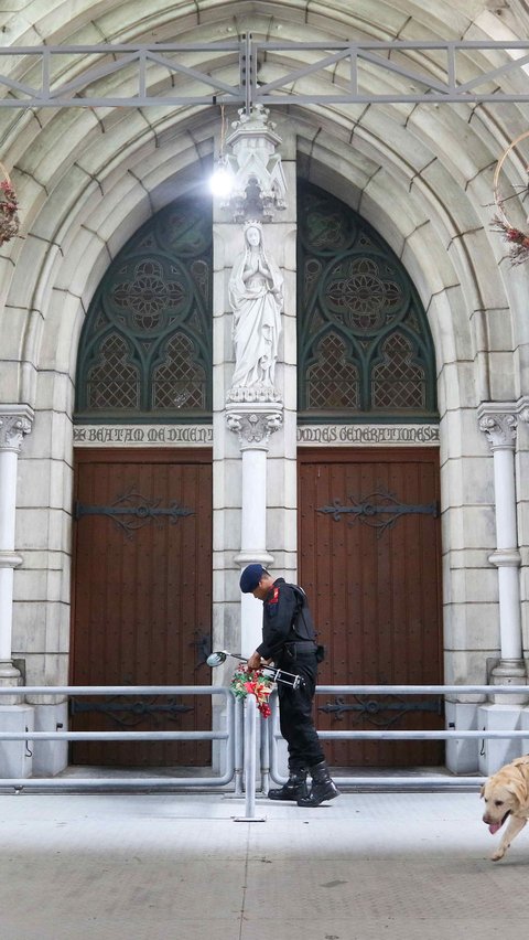 FOTO: Tim Gegana Brimob dan Anjing Pelacak Sterilisasi Gereja Katedral Jakarta Jelang Natal