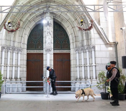 Menjelang perayaan Natal 2023, sejumlah aparat kepolisian diterjunkan untuk melakukan sterilisasi Gereja Katedral, Jakarta, Minggu (24/12/2023). Tim Gegana Brimob hingga anjing pelacak tampak melakukan penyisiran di berbagai sudut gereja.