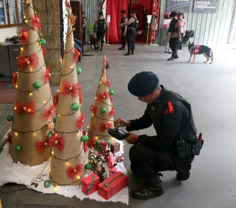 FOTO: Tim Gegana Brimob dan Anjing Pelacak Sterilisasi Gereja Katedral Jakarta Jelang Natal