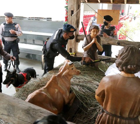 FOTO: Tim Gegana Brimob dan Anjing Pelacak Sterilisasi Gereja Katedral Jakarta Jelang Natal