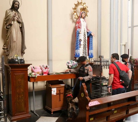 FOTO: Tim Gegana Brimob dan Anjing Pelacak Sterilisasi Gereja Katedral Jakarta Jelang Natal