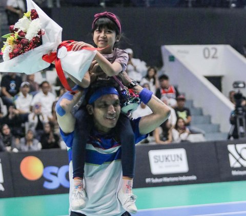FOTO: Momen Manis Desta Usai Tekuk Rezky Adhitya dalam Pertandingan Tenis di Sport Party: Clash of Celebrity