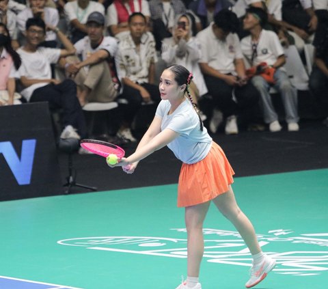 FOTO: Aksi Luna Maya-Gege Ellisa vs Nagita Slavina-Yura Yunita dalam Pertandingan Tenis Sport Party: Clash of Celebrity