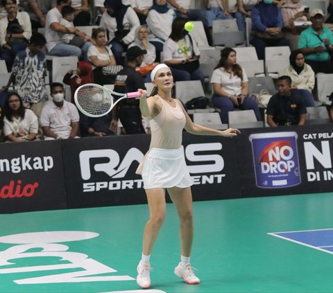 FOTO: Aksi Luna Maya-Gege Ellisa vs Nagita Slavina-Yura Yunita dalam Pertandingan Tenis Sport Party: Clash of Celebrity