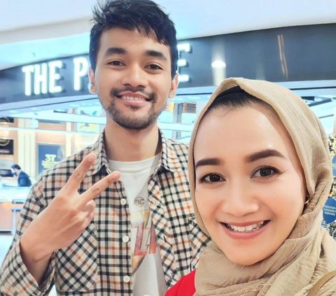 8 Potret Kebersamaan Nini Carlina dengan Beryl Putra Sulungnya yang Tampan dan Kini Bekerja di Irlandia