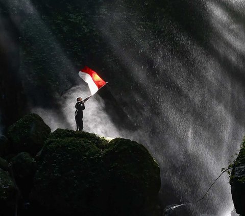 Curug Walet merupakan salah satu destinasi wisata alam yang terletak di Desa Ciasihan, Pamijahan, Bogor. Tersembunyi di tengah hutan lebat kaki Gunung Salak, curug ini menawarkan pesona alam yang menakjubkan bagi para pengunjungnya.<br>