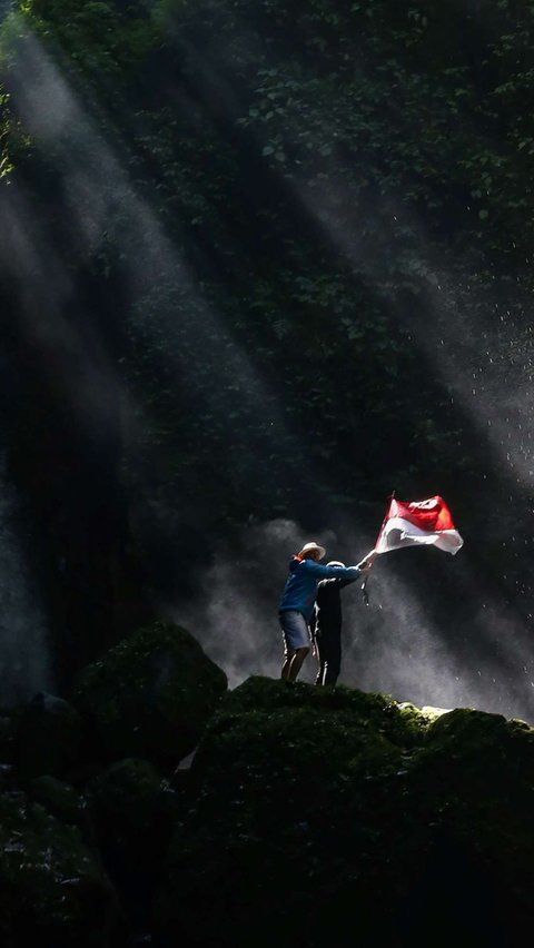 Curug Walet terkenal dengan air terjunnya yang indah dan mempesona. Air terjun ini memiliki ketinggian sekitar 30 meter dan terbagi menjadi beberapa tingkatan.