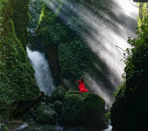 FOTO: Pesona Curug Walet yang Tersembunyi di Kaki Gunung Salak Bogor, Cantiknya Sungguh Menawan