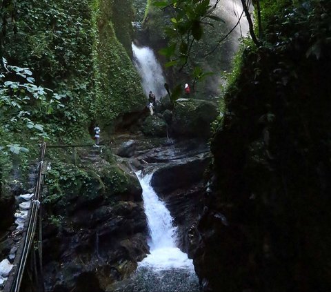 FOTO: Pesona Curug Walet yang Tersembunyi di Kaki Gunung Salak Bogor, Cantiknya Sungguh Menawan