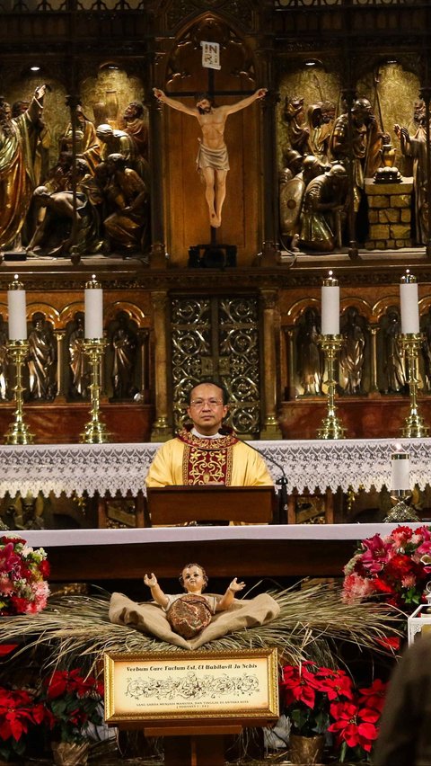 FOTO: Ribuan Jemaah Ikuti Misa Malam Natal 2023 di Gereja Katedral Jakarta