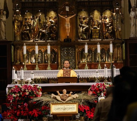 Gereja Katedral Jakarta menggelar misa malam Natal pada Minggu (24/12/2023). Ribuan jemaah menghadiri misa yang menjadi bagian dari rangkaian perayaan Natal bertema ''Kemuliaan kepada Allah dan Damai Sejahtera di Bumi' tersebut.