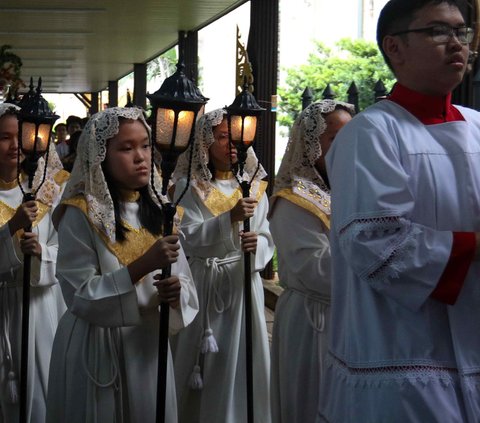 FOTO: Ribuan Jemaah Ikuti Misa Malam Natal 2023 di Gereja Katedral Jakarta