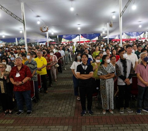 FOTO: Ribuan Jemaah Ikuti Misa Malam Natal 2023 di Gereja Katedral Jakarta