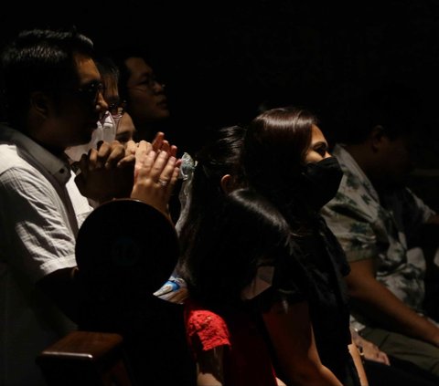 FOTO: Ribuan Jemaah Ikuti Misa Malam Natal 2023 di Gereja Katedral Jakarta