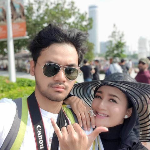 8 Potret Kebersamaan Nini Carlina dengan Beryl Putra Sulungnya yang Tampan dan Kini Bekerja di Irlandia