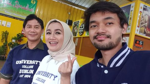 8 Potret Kebersamaan Nini Carlina dengan Beryl Putra Sulungnya yang Tampan dan Kini Bekerja di Irlandia